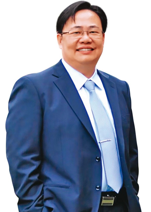 高雄中正高中老師袁子洺白天在學校教課，下課後開神壇當起「神明代言人」。（讀者提供）