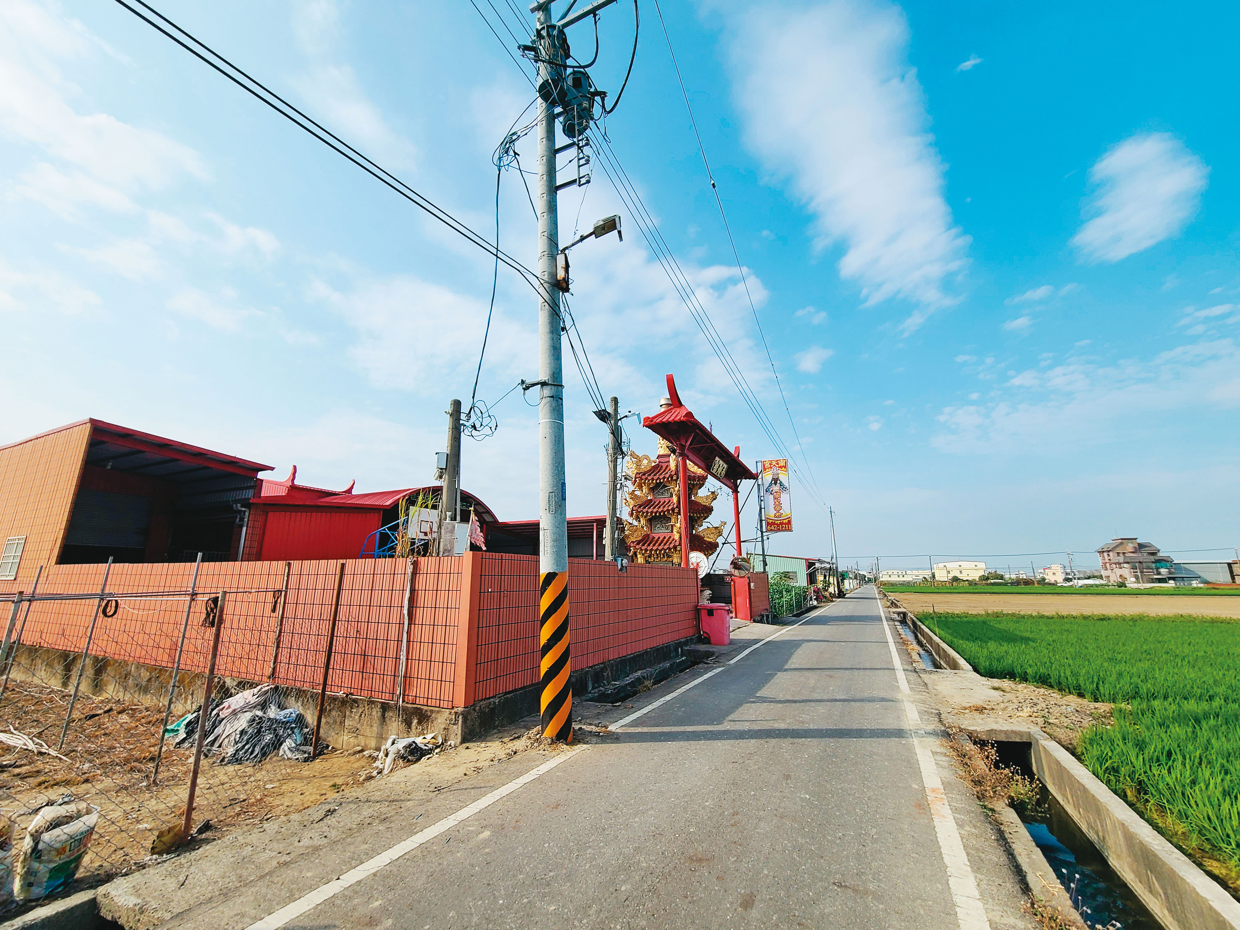林園南天宮坐落農田間，占地遼闊，門口還有金碧輝煌的金亭。