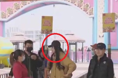 一名中國大陸壯男為「婦女節半價門票」，扮成女生試圖入場。（翻攝自好看視頻）