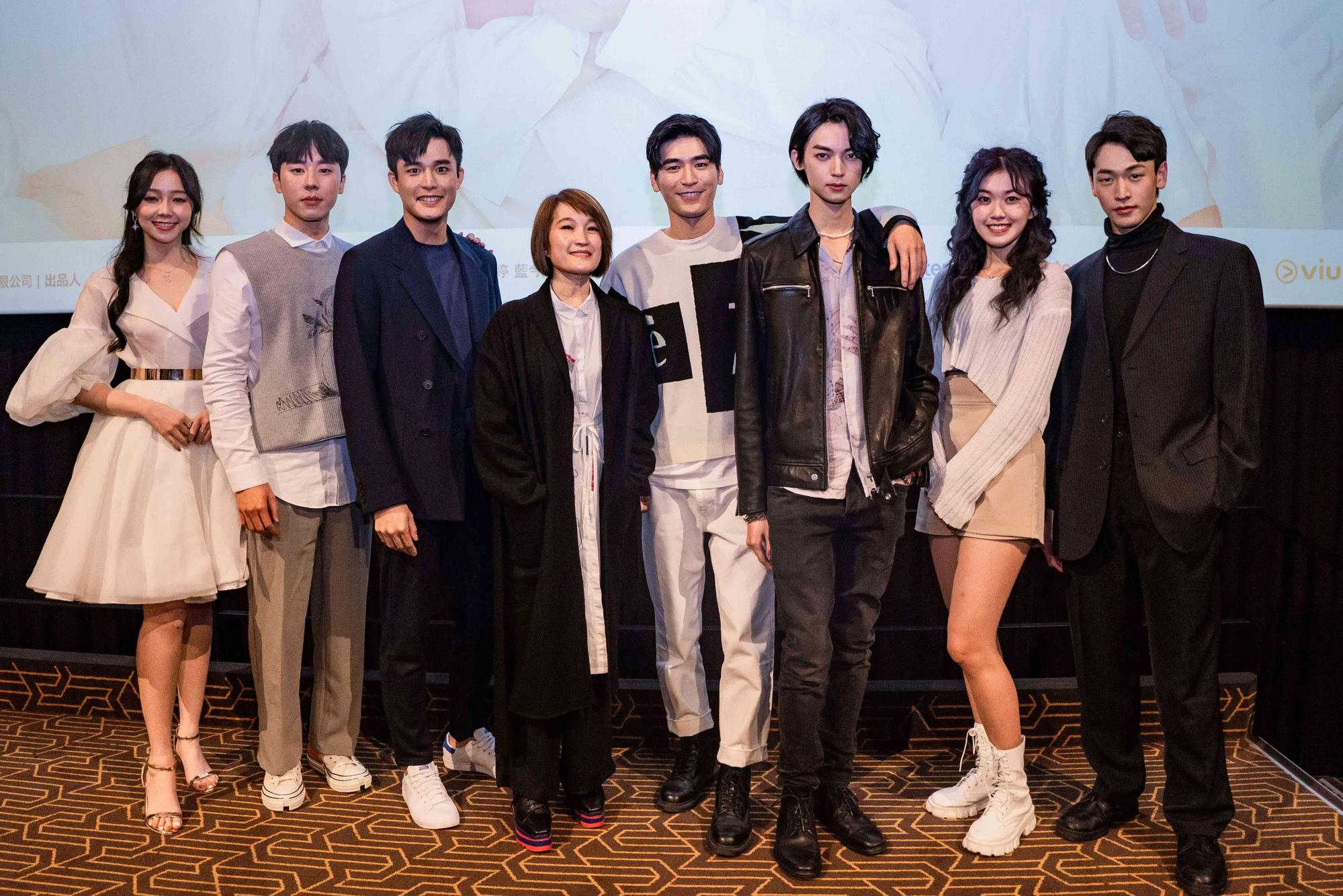 《HIStory4近距離愛上你》林貫易(右起)、紀欣伶、陳立安、涂善存、導演陳怡妤、安俊朋、林嘉威、陳蘊予一同出席試映會。(LINE TV提供)