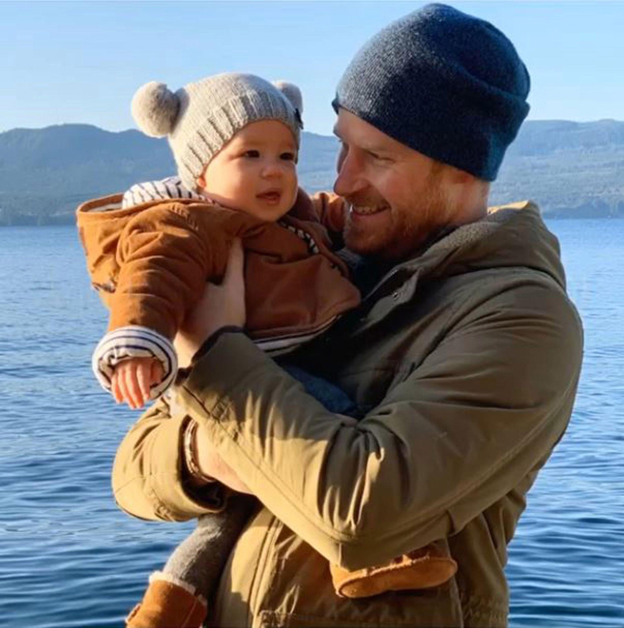 哈利與梅根的兒子亞契非常可愛。（翻攝sussexroyal IG）