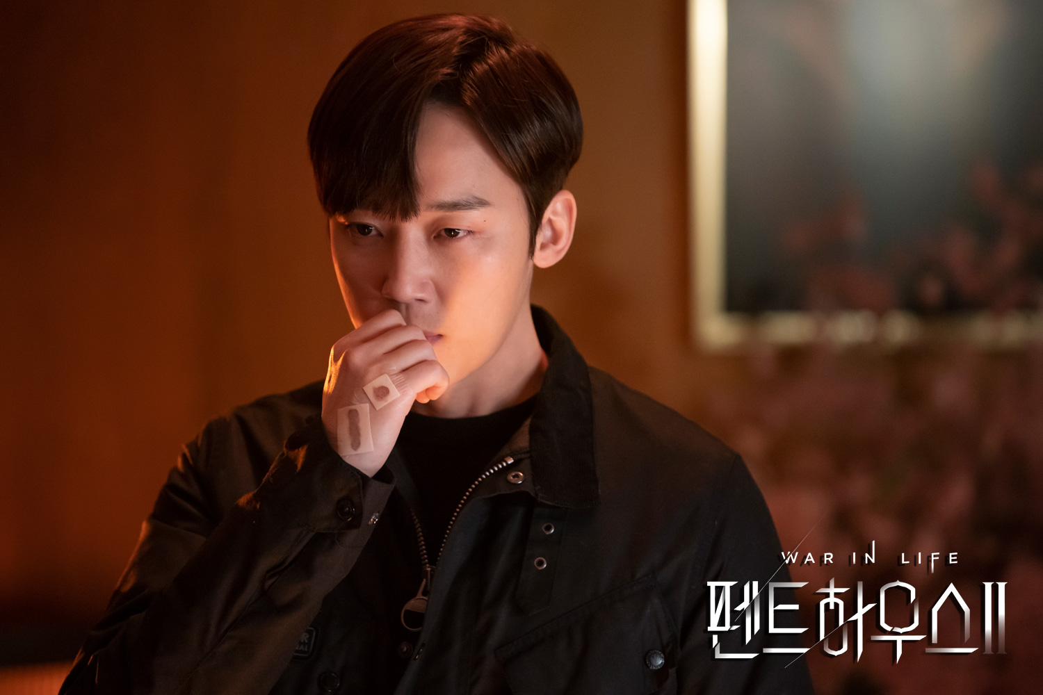 尹鐘焄在《Penthouse上流戰爭》飾演曾是醫生的河允哲,原本個性溫和的他為了親生女兒不惜黑化。(翻攝自《Penthouse上流戰爭》官網)