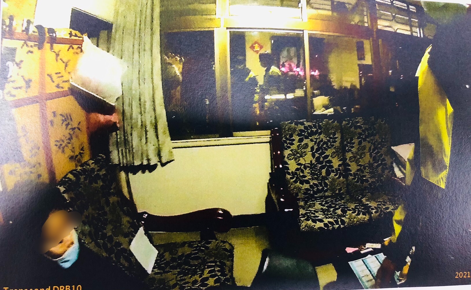 暖警張敬承、張家維主動揹老婦上樓休息，家人非常感謝警方的熱心協助。（警方提供）