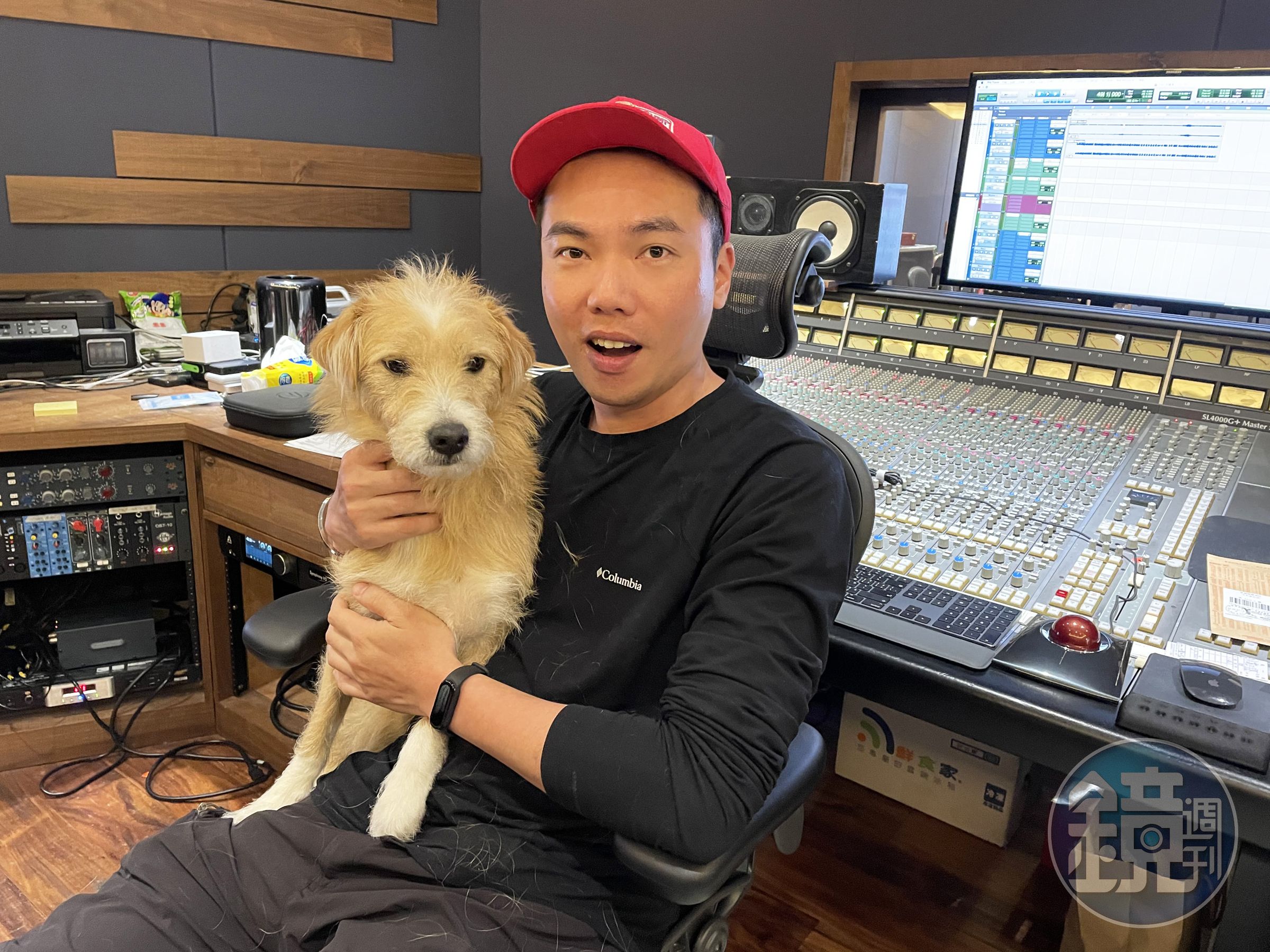 布朗帶著愛犬阿財上山下海，並號召「最強音樂玩伴」一起玩音樂。（相信音樂提供）