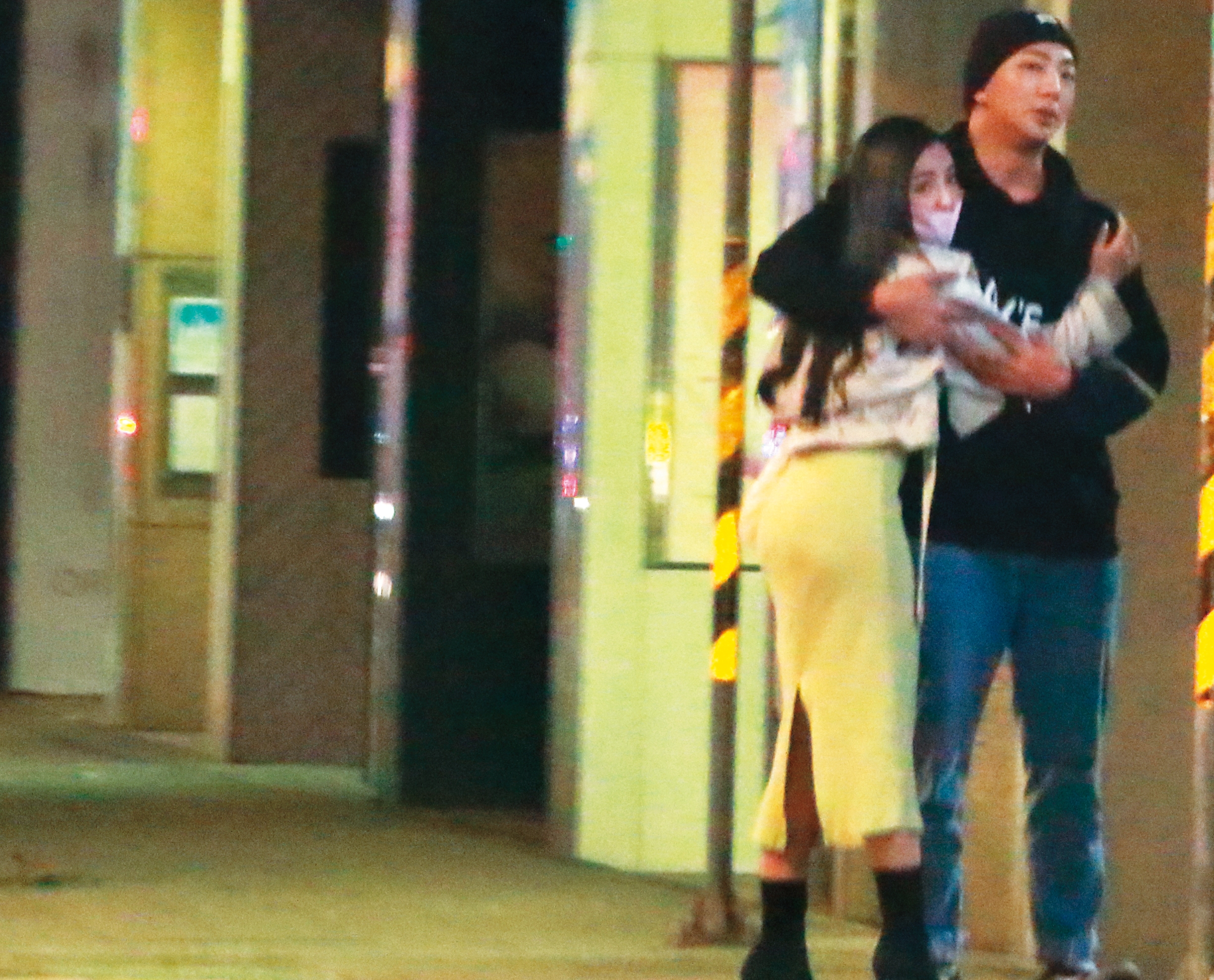 2/23 00：53 沒聊幾句話，安于晴（左）二度撲向明杰（右），男方也順勢摟肩。