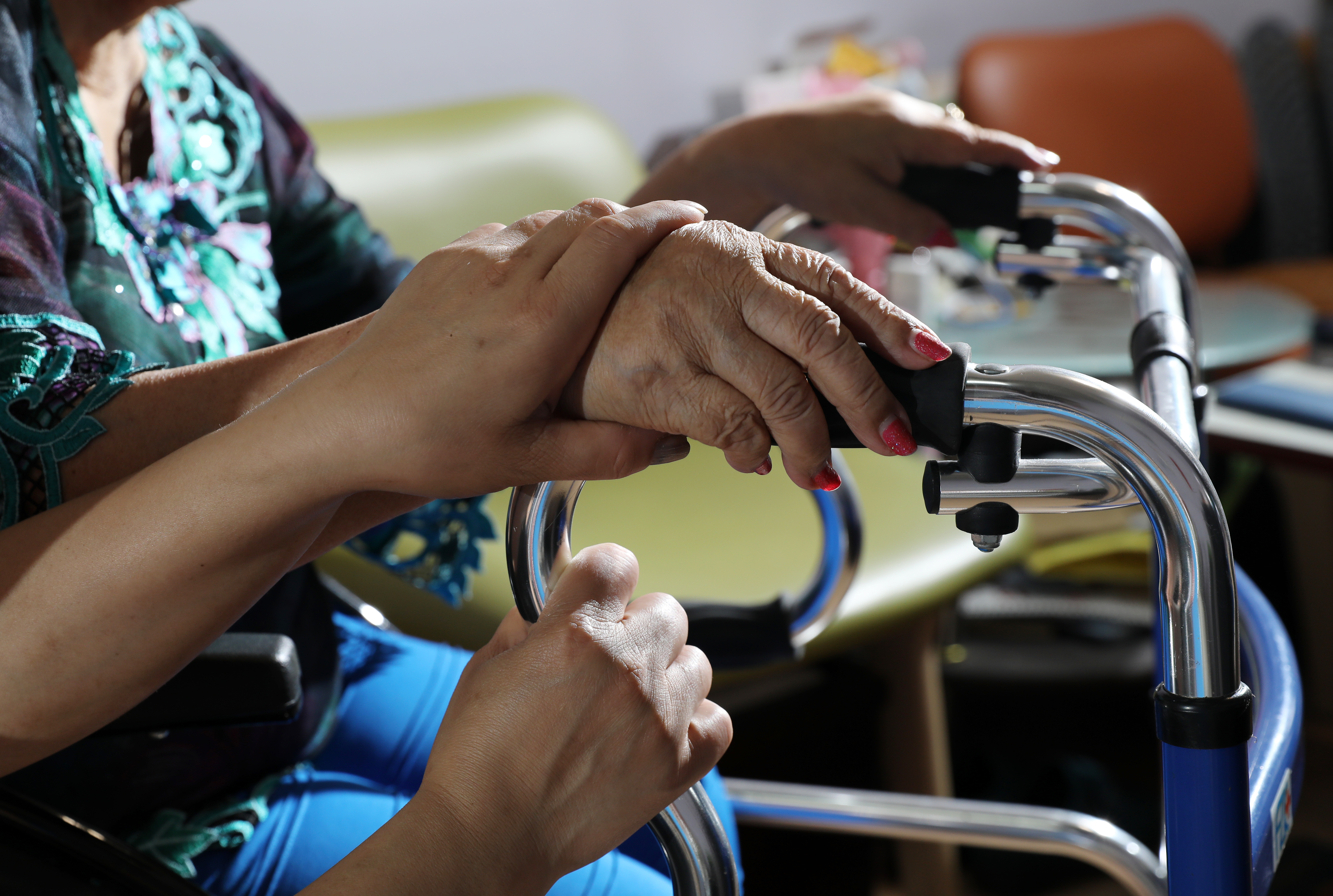 現在年輕人以後恐負擔不起老人安養費用。（示意圖，本刊資料照）