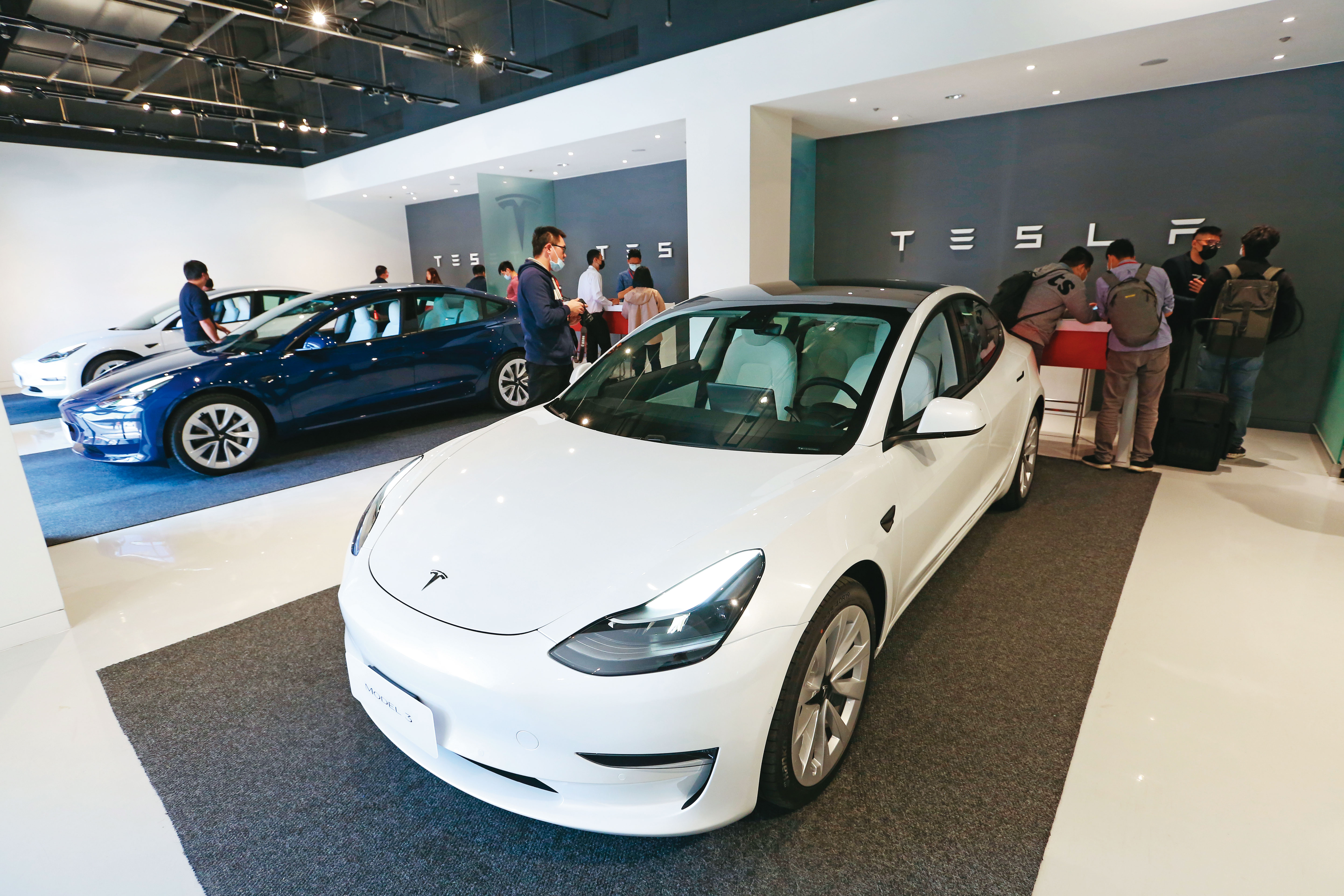 美國公債殖利率快速攀升，科技股首當其衝，以特斯拉為例，從最高點起算已修正逾40％。