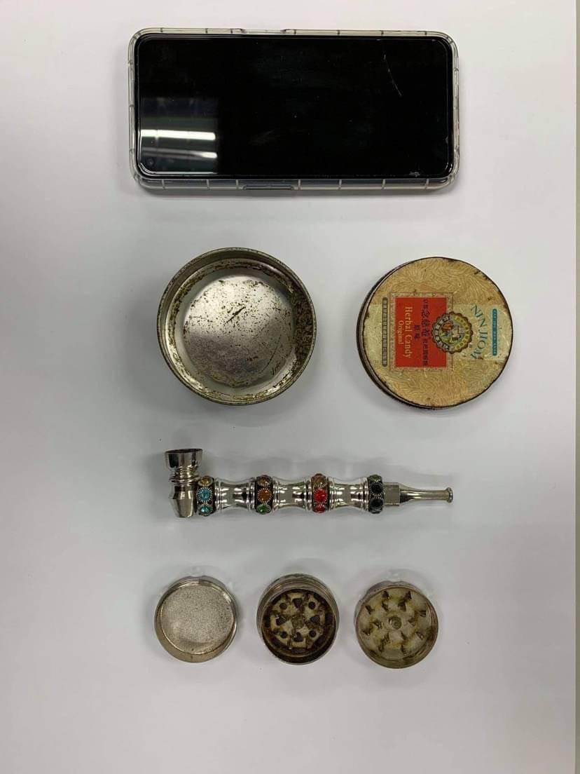 警方起獲大麻、菸斗吸食器、研磨器等證物,及時防止吸毒者再犯,另持續溯源追查毒品來源。(警方提供)
