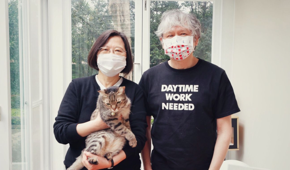 總統蔡英文（左）在臉書分享與奈良美智（右）的合照，並表示對於展覽非常期待。（翻攝蔡英文臉書）