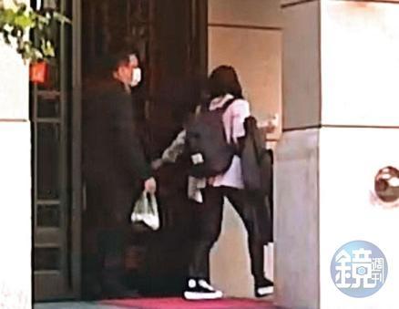 2020年11月6日9:30男方拎出。顏若芳返家後不到20分鐘,就與王定宇一起出門,緊跟在顏身後的王右手提著顏稍早買回來的那袋早餐。