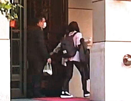 2020年11月6日9：30男方拎出。顏若芳返家後不到20分鐘，就與王定宇一起出門，緊跟在顏身後的王右手提著顏稍早買回來的那袋早餐。