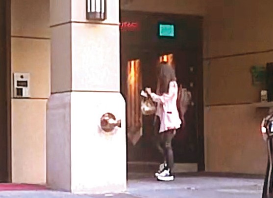 2020年11月6日9：14買好早餐，這天一早，顏若芳就先出門，返家後還提著一袋早餐。