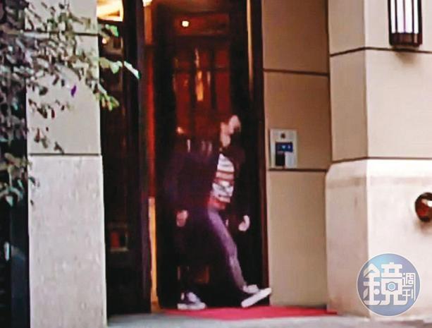 2020年12月14日11:55。王定宇頻繁在顏若芳住處過夜,這天同樣由顏先出門至車庫取車。