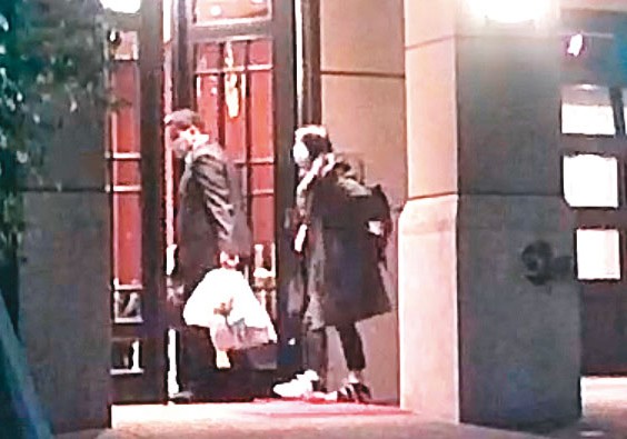 2020年11月3日20：29，同返顏家。這夜，搭著顏若芳車回到顏家的王定宇，提著大包小包與顏一同步入顏的住處。