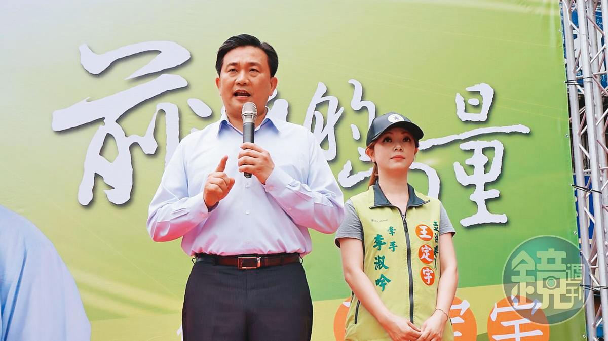 掛名王定宇(左)辦公室副執行長的李淑吟(右)外型甜美,堪稱最佳助選員,王曾稱妻子是最大支柱。