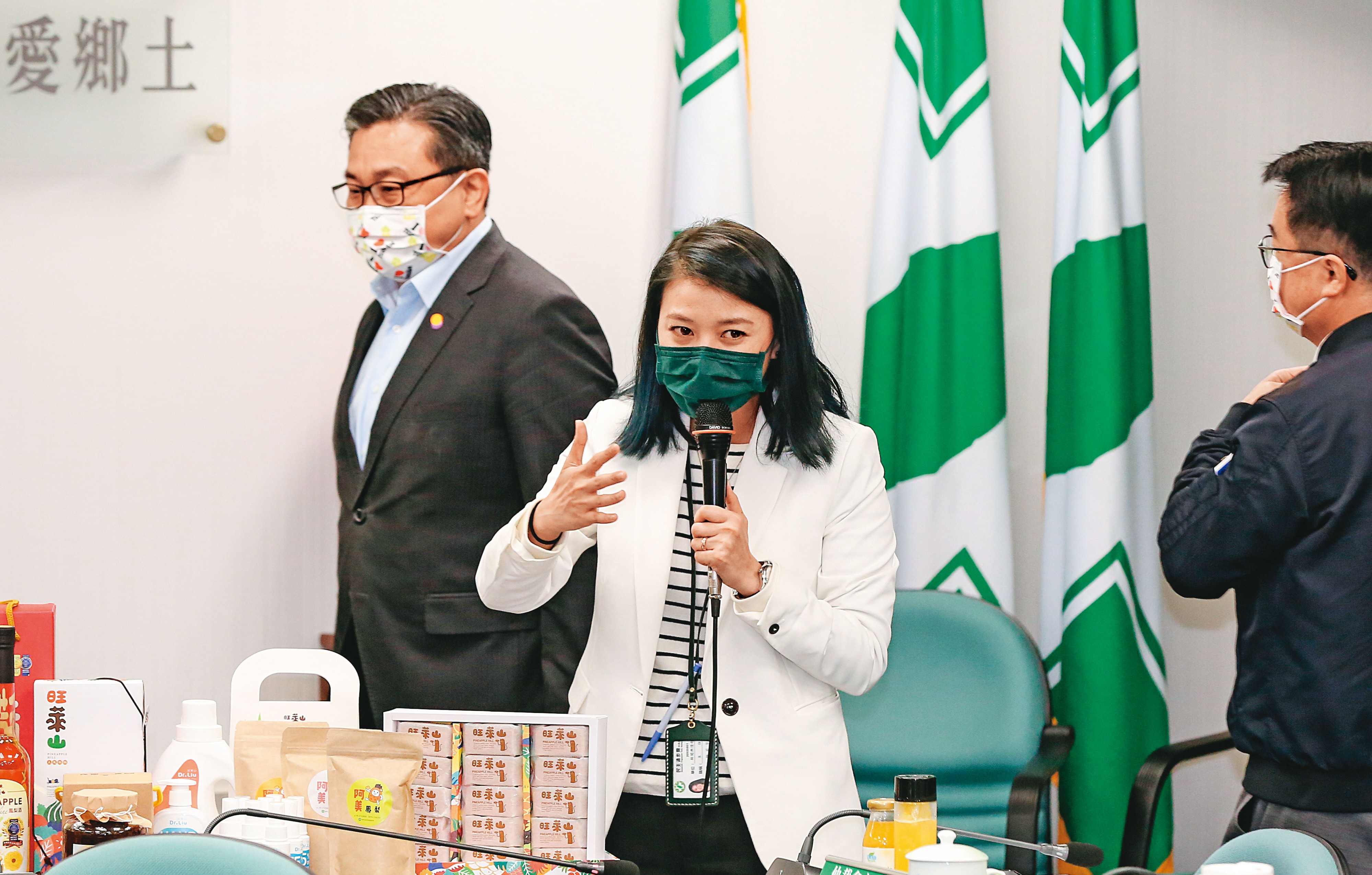 王定宇（左）是黨中常委，顏若芳（中）是黨新聞部主任兼發言人，2人都居民進黨要職。