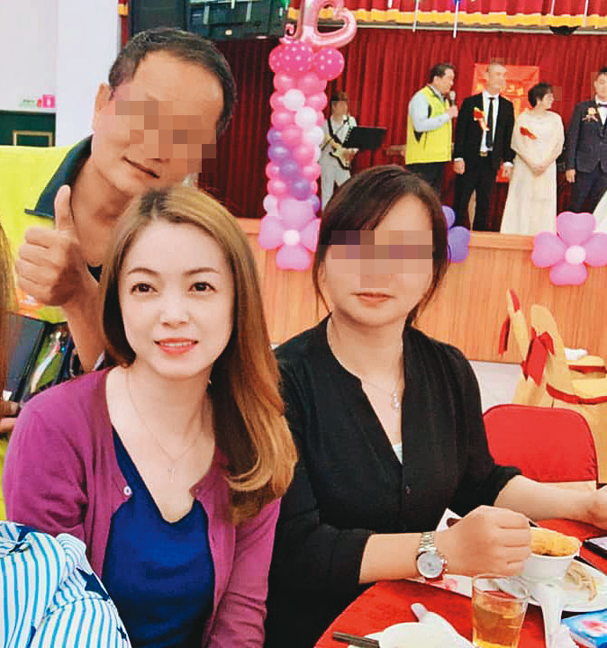李淑吟（前）常陪王定宇出席各大活動，6日晚上還在臉書貼出和老公跑婚宴攤的同框照留言：「大家都要幸福喔！」（翻攝自李淑吟臉書）