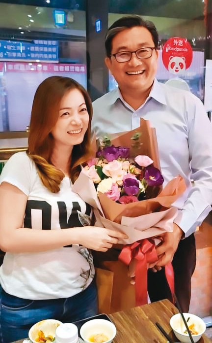 給人愛妻愛家形象的王定宇,去年11月曾浪漫送上一束鮮花替太太李淑吟慶生。(翻攝自臉書)