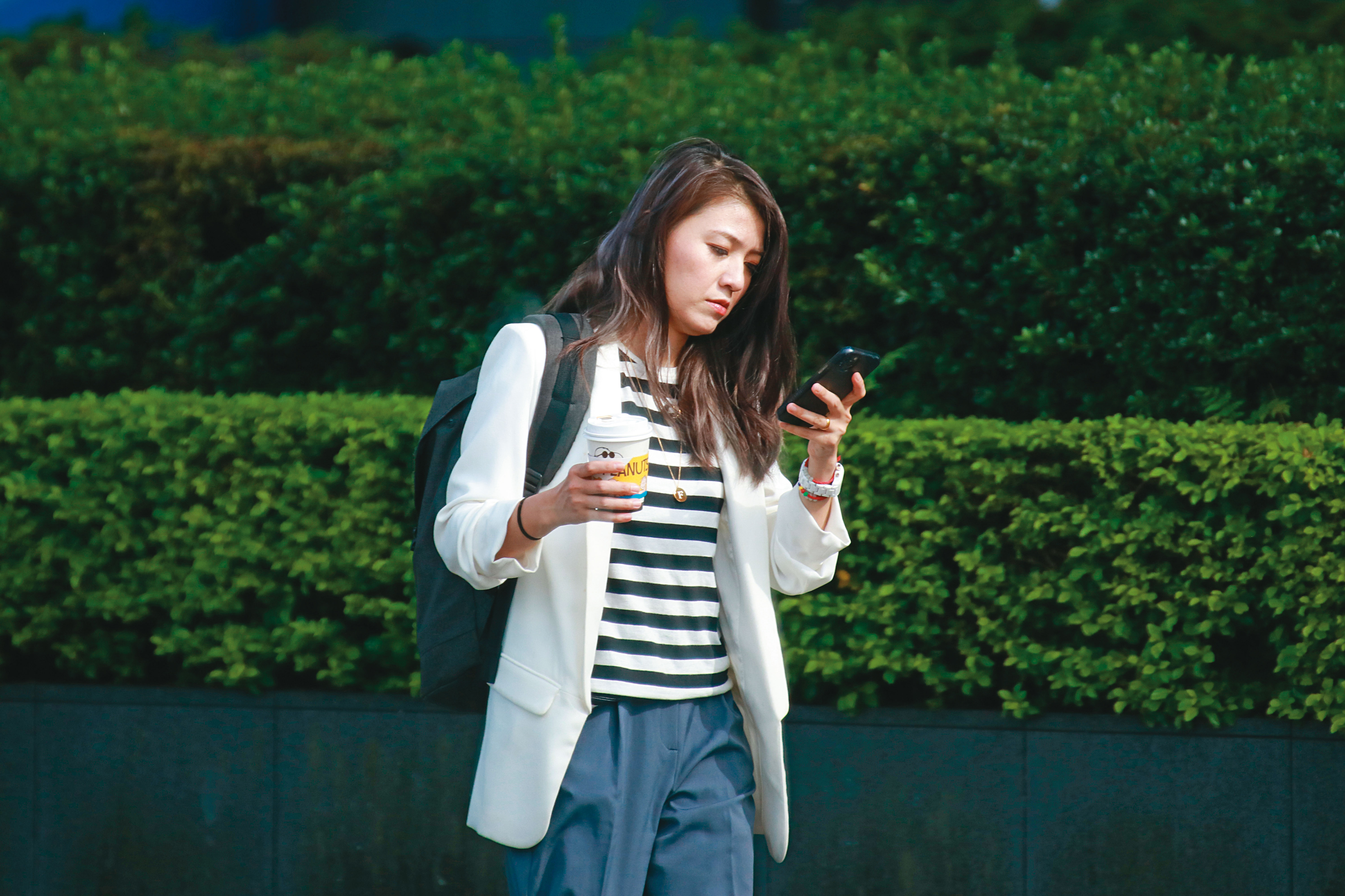 顏若芳是黨內公認的高顏值美女，曾被評為「10大正妹議員候選人」。