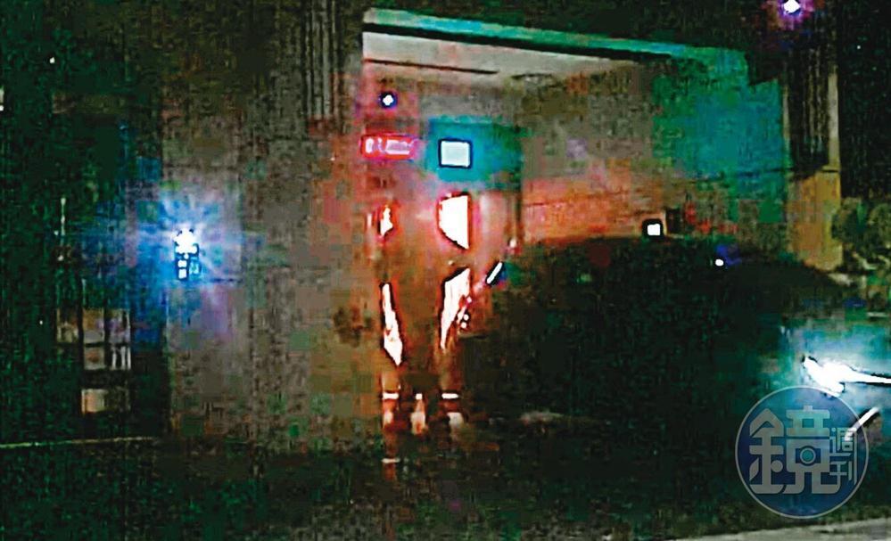 2020年11月11日23:05男先上樓。王定宇才剛入門不到1分鐘,停好車的顏若芳也隨後踏進自家大門。