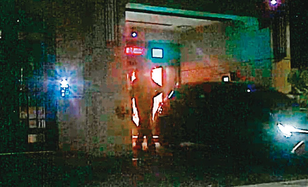 2020年11月11日23:05男先上樓。王定宇才剛入門不到1分鐘,停好車的顏若芳也隨後踏進自家大門。