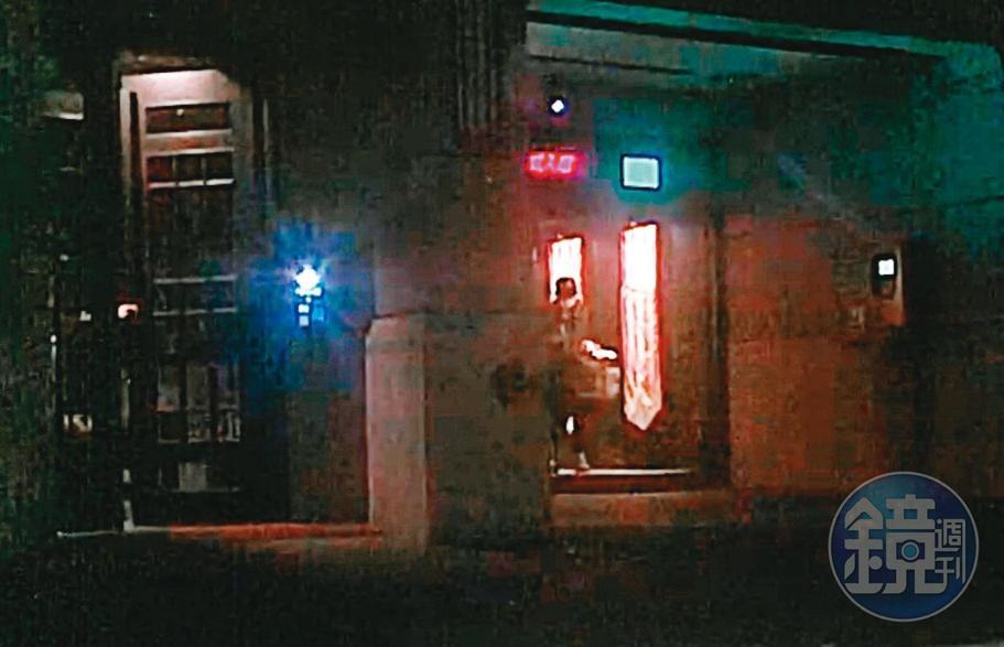 2020年11月11日23:05女方隨後。王定宇才剛入門不到1分鐘,停好車的顏若芳也隨後踏進自家大門。