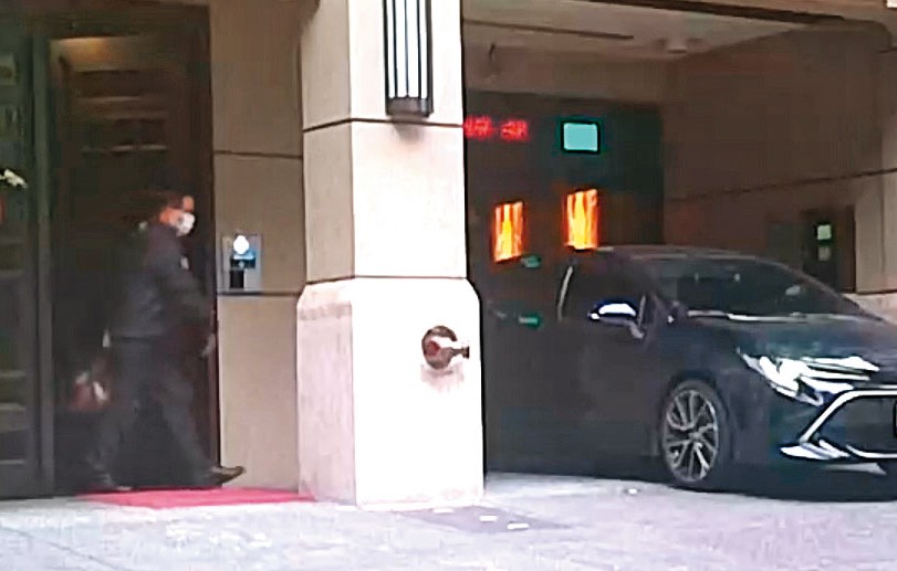 2020年11月12日07：43同車離法。當晚留宿顏若芳住處的王定宇，隔天一早與顏一前一後出門，並搭上顏的車離去。