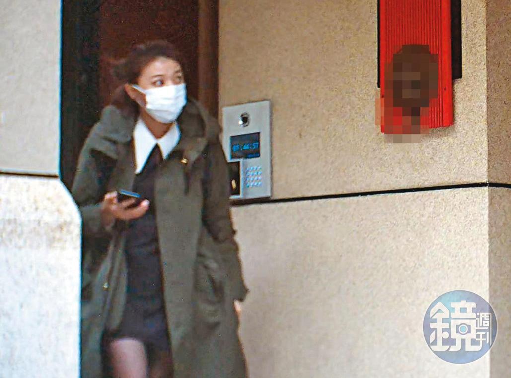 2020年12月7日7:44樓下等待。王定宇在顏若芳家過夜,都由顏先前往住處車庫取車,王隨後才出門搭她車一同離開。