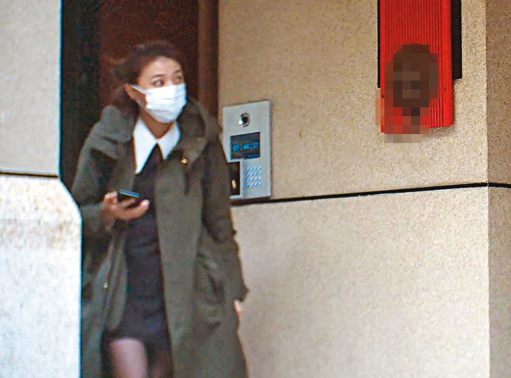 2020年12月7日07：44樓下等待。王定宇在顏若芳家過夜，都由顏先前往住處車庫取車，王隨後才出門搭她車一同離開。