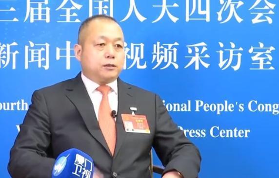 香港富麗國際集團董事局主席蔡培輝聲稱。有很多港澳台青年想到中國參軍。(翻攝自海峽之聲微博)