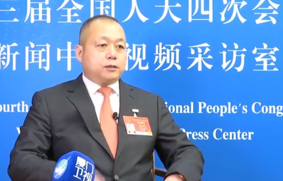 香港富麗國際集團董事局主席蔡培輝聲稱。有很多港澳台青年想到中國參軍。（翻攝自海峽之聲微博）