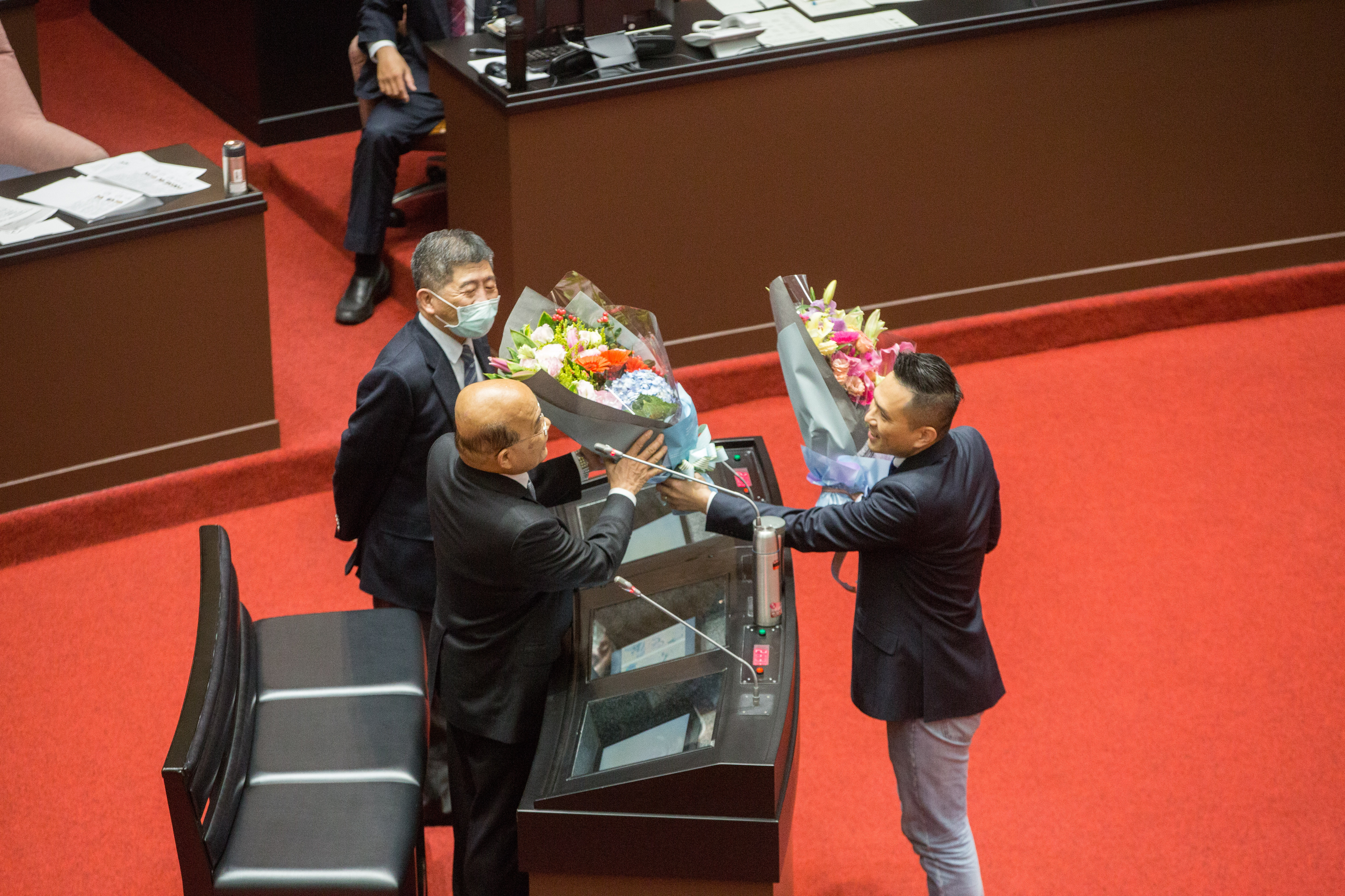 國民黨立委陳以信送花給衛福部長陳時中，卻引發黨內人士撻伐，甚至遭立院黨團決議後，送至考紀會處分。（本刊資料照）