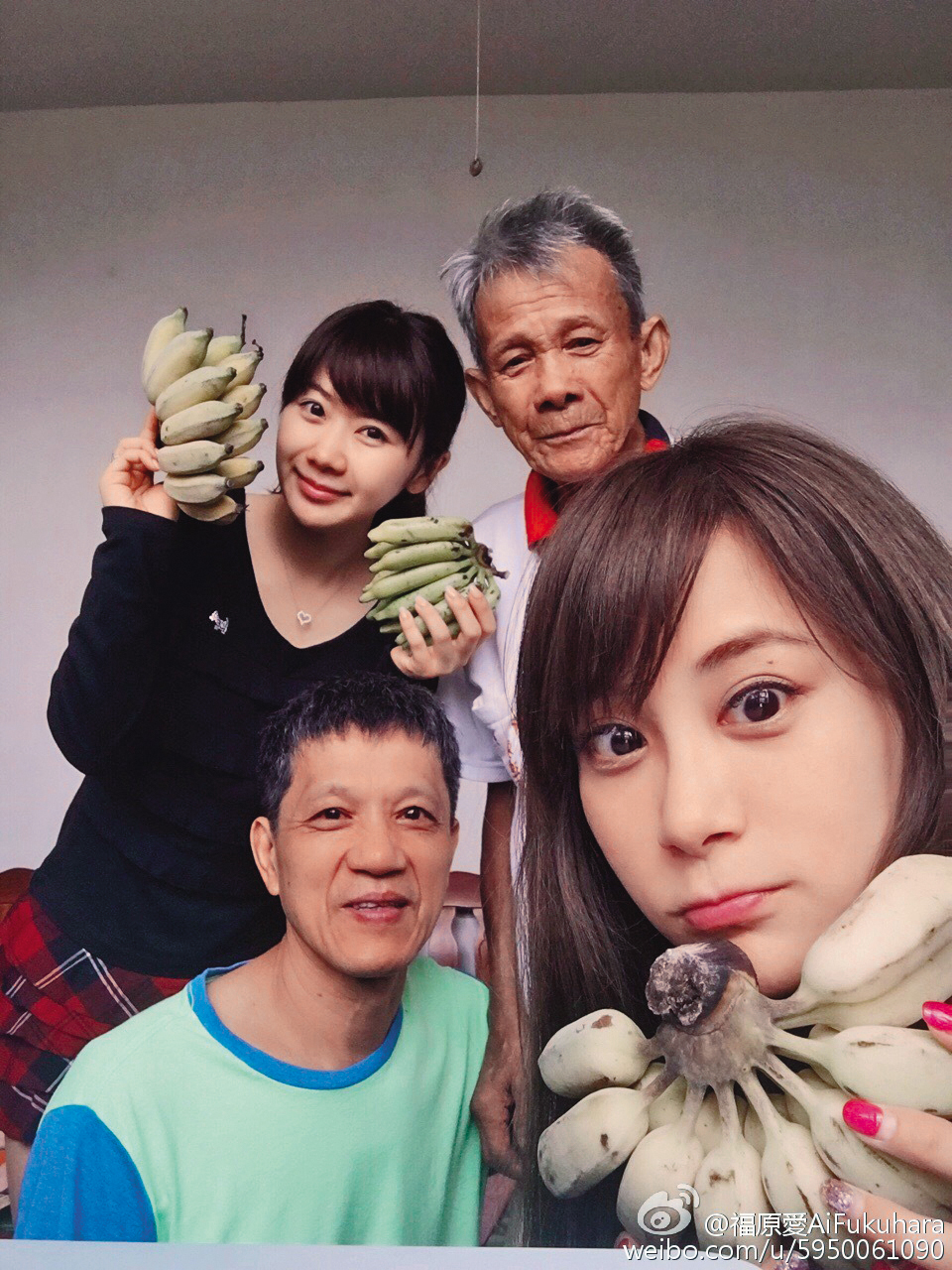 福原愛(後排左)被刊出與別的男人曖昧約會照片同時,另家日媒則同時報導她在江家遭受的種種委屈。(翻攝自福原愛微博)
