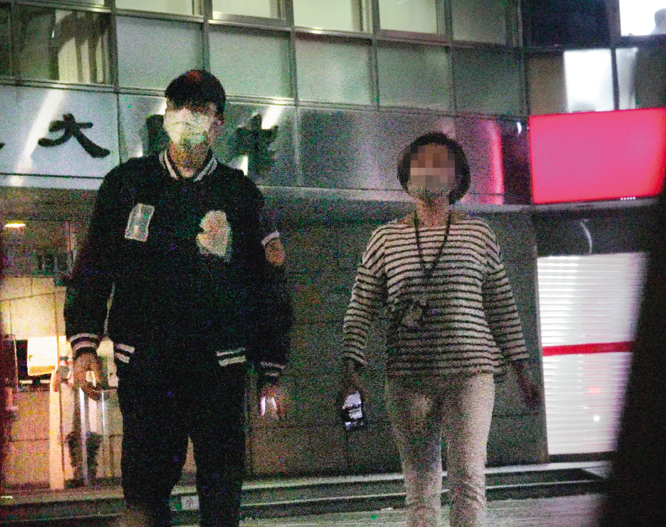 18:51,江宏傑(左)在經紀公司待了約3個小時才離開,並由一名女性工作人員(右)護送出門搭車。