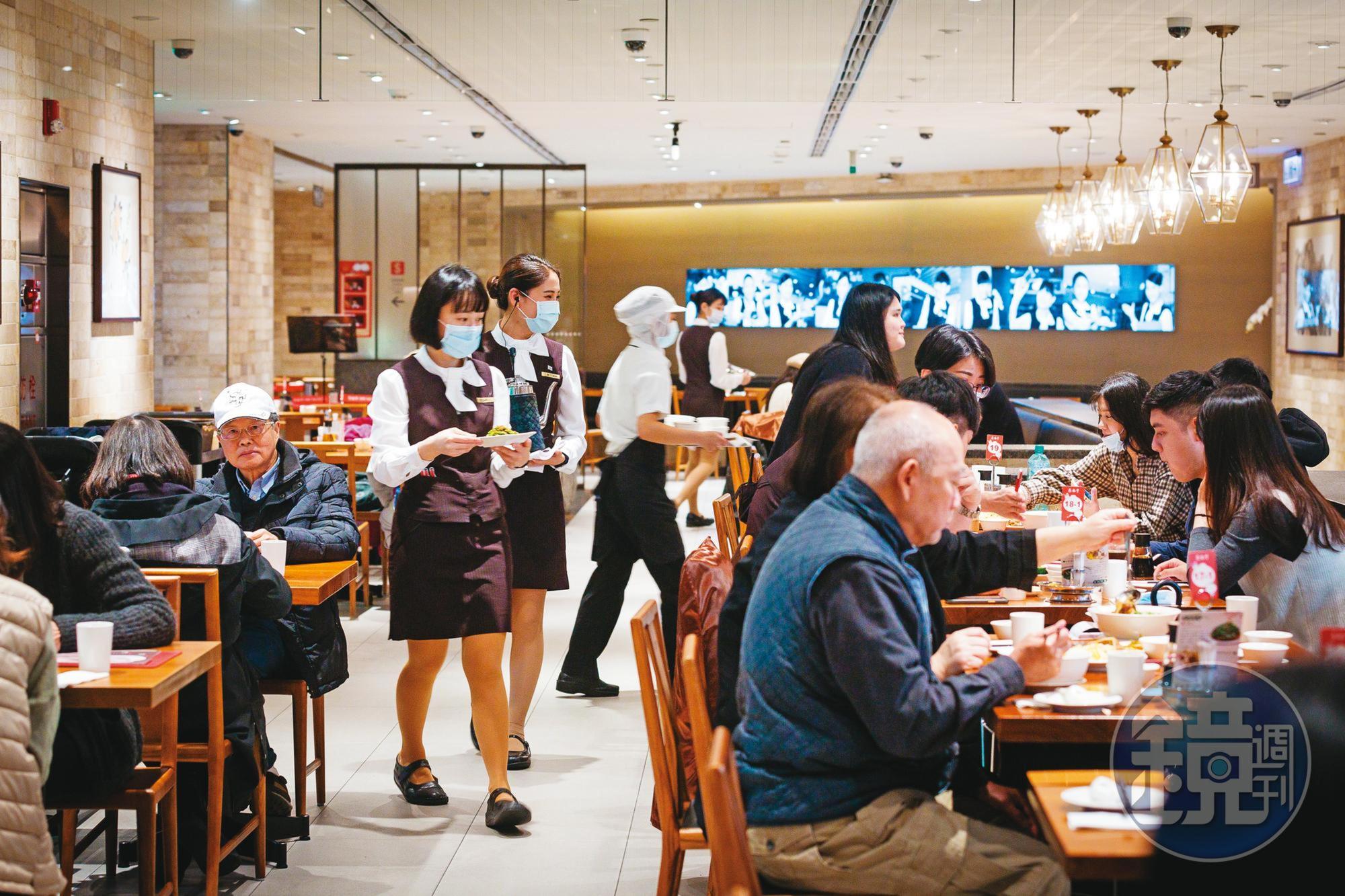 鼎泰豐是排隊名店，即使生意受疫情影響下滑，但店內客人還是不少。