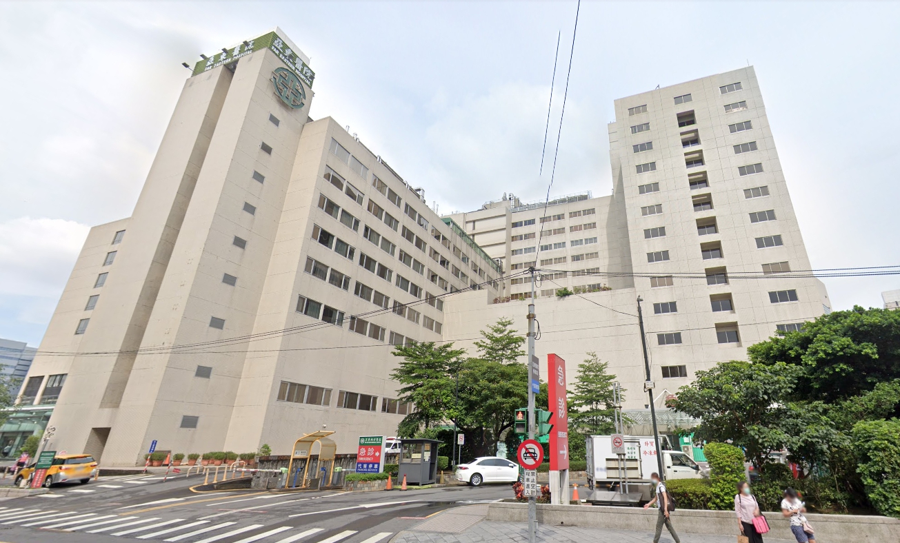 板橋亞東醫院今(9日)驚傳火警通報。(翻攝自Google地圖)