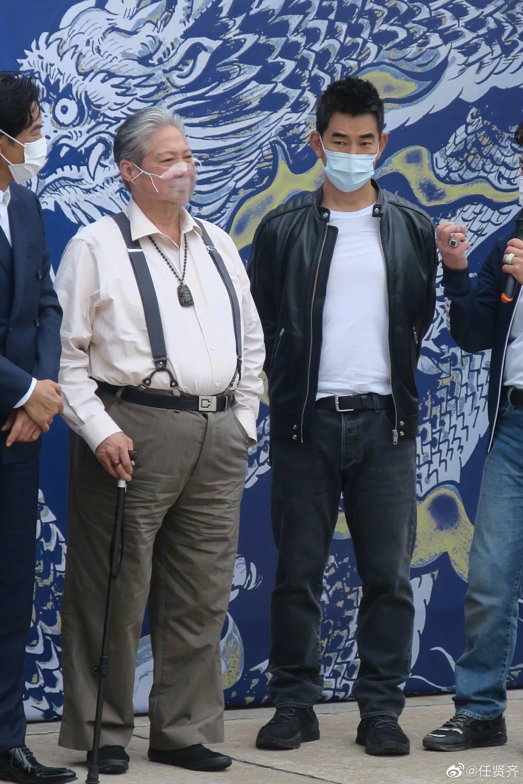 任賢齊在微博貼出與洪金寶的合照,自嘲很像小學生見校長。(翻攝自任賢齊微博)