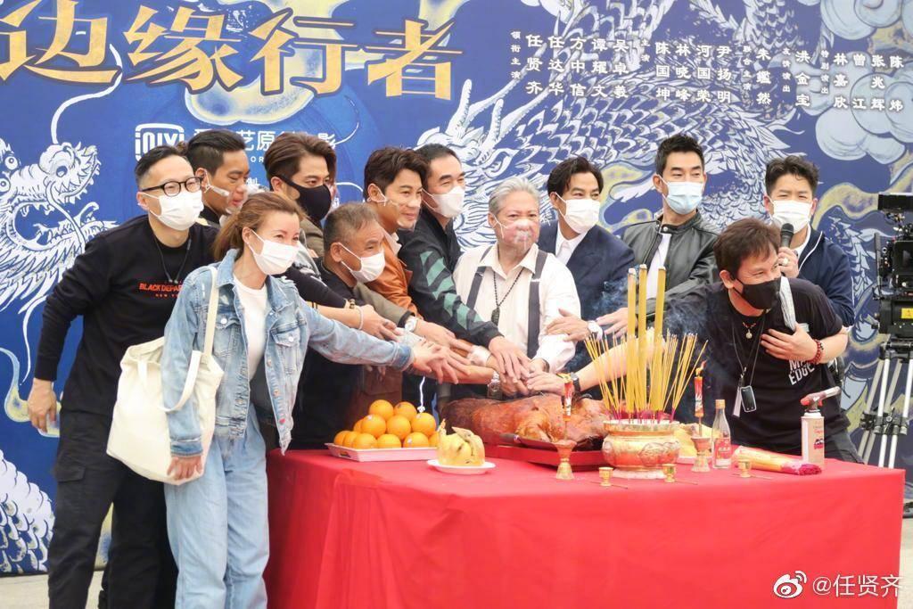 儘管洪金寶僅是客串,仍以大哥大身分站在C位,見他重返影壇,後輩及粉絲都很開心。(翻攝自任賢齊微博)