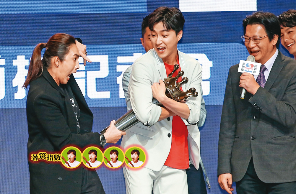 錢薇娟（左）熊熊要搶走江宏傑（中）懷中獎盃，害小傑著驚，小編幫你秀秀。右為體育主播徐展元。