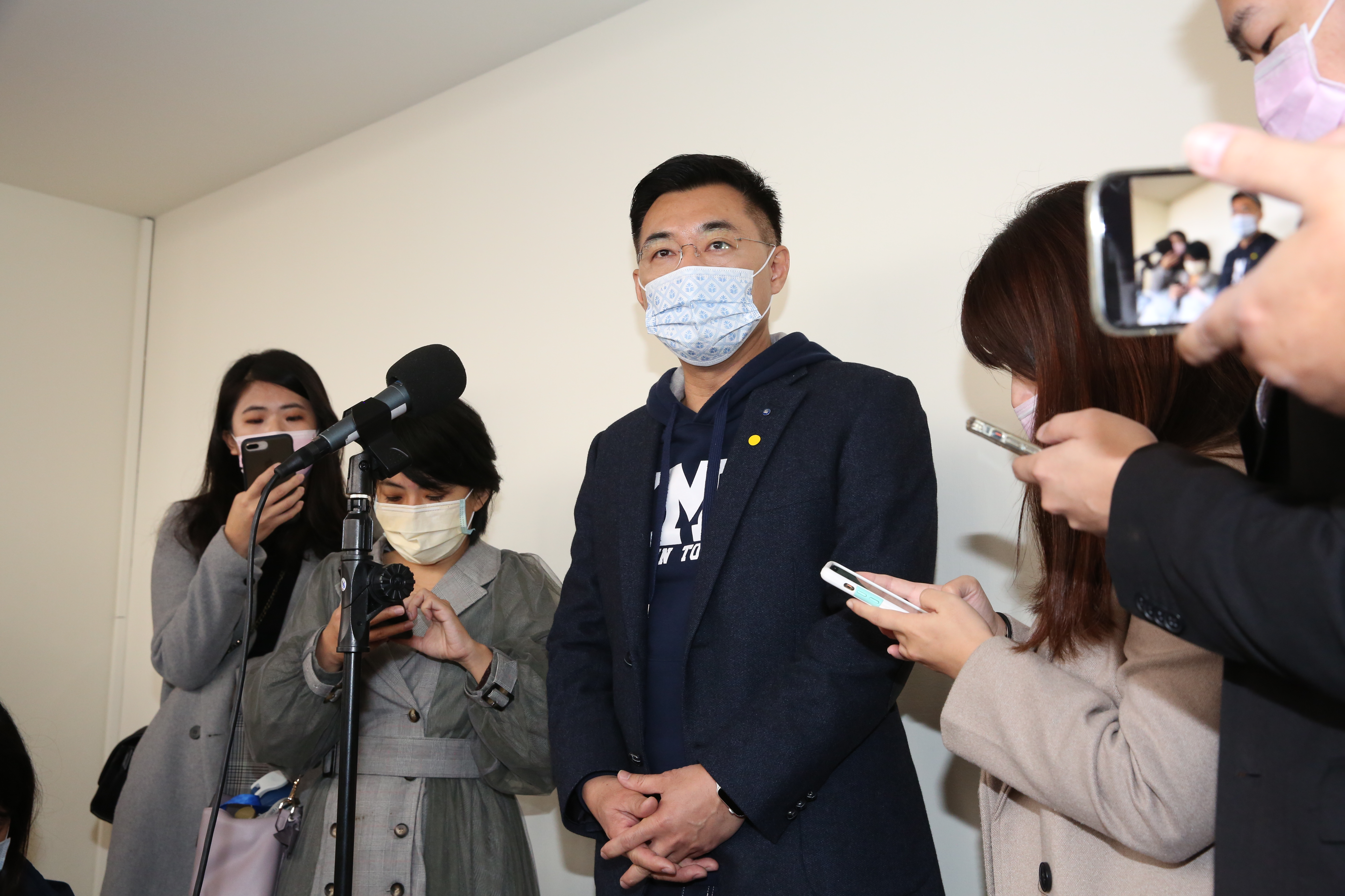 江啟臣今日接受媒體專訪談「王定宇祕戀顏若芳」，他強調自己每天都會回家跟老婆睡覺。（本刊資料照）