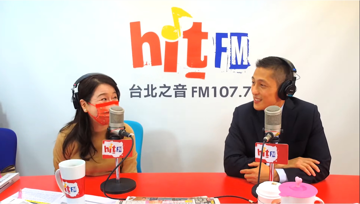 吳怡農（右）今天上午接受Hit Fm《周玉蔻嗆新聞》主持人周玉蔻（左）訪問。（翻攝自hitfm Youtube頻道）
