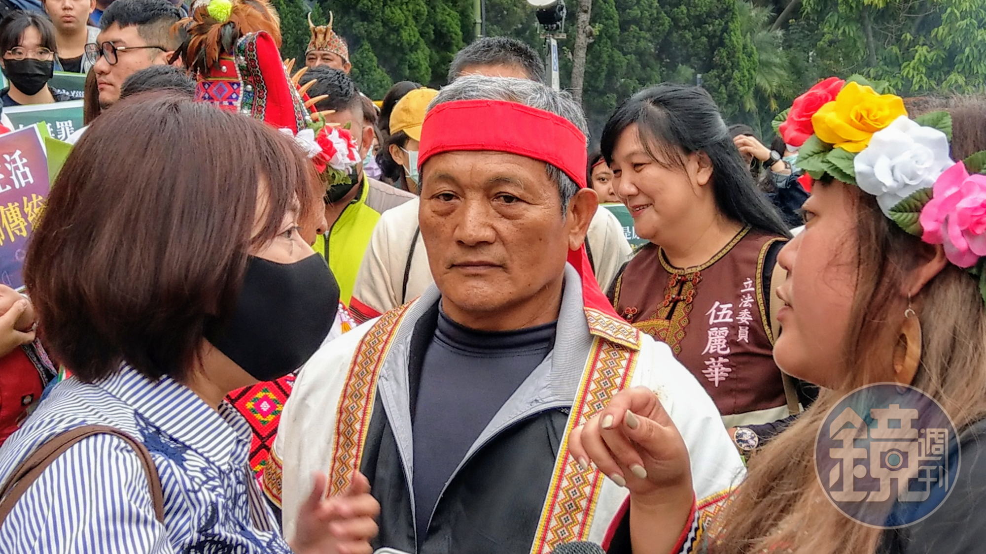 原住民王光祿（中）持槍獵捕野生動物遭判刑，出庭爭取原住民狩獵文化權。