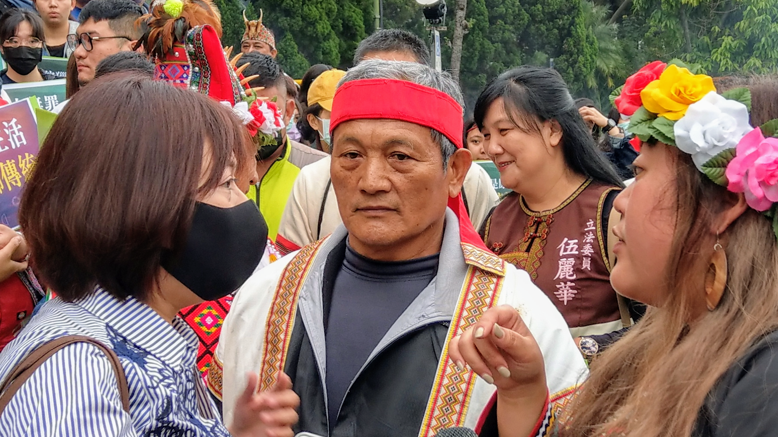 原住民王光祿(中)持槍獵捕野生動物遭判刑,出庭爭取原住民狩獵文化權。