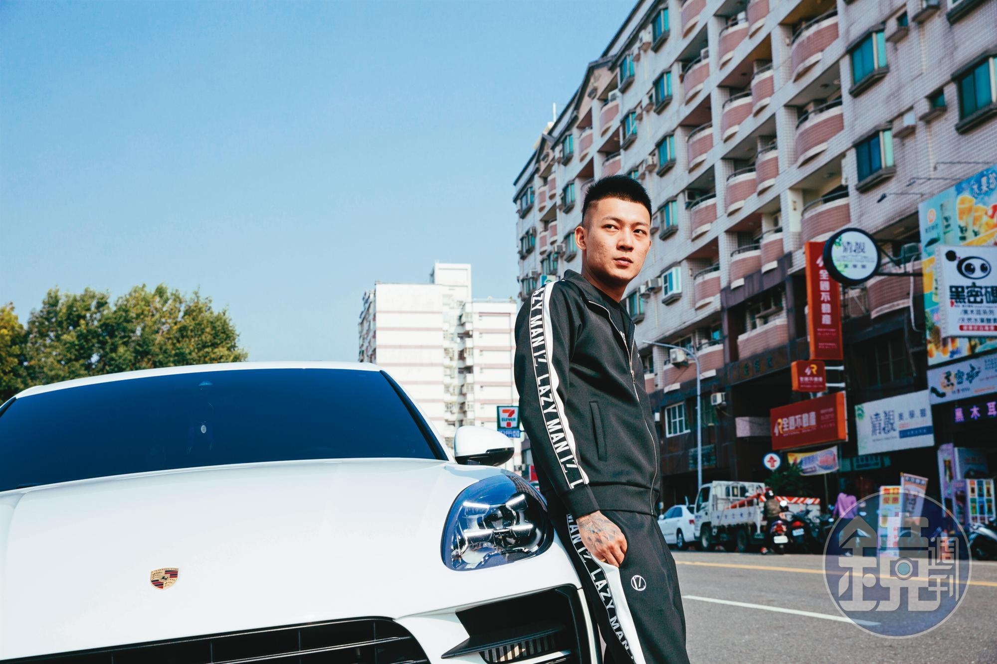 才30歲的鳳梨,目前已有保時捷、BMW等3輛百萬元以上名車。