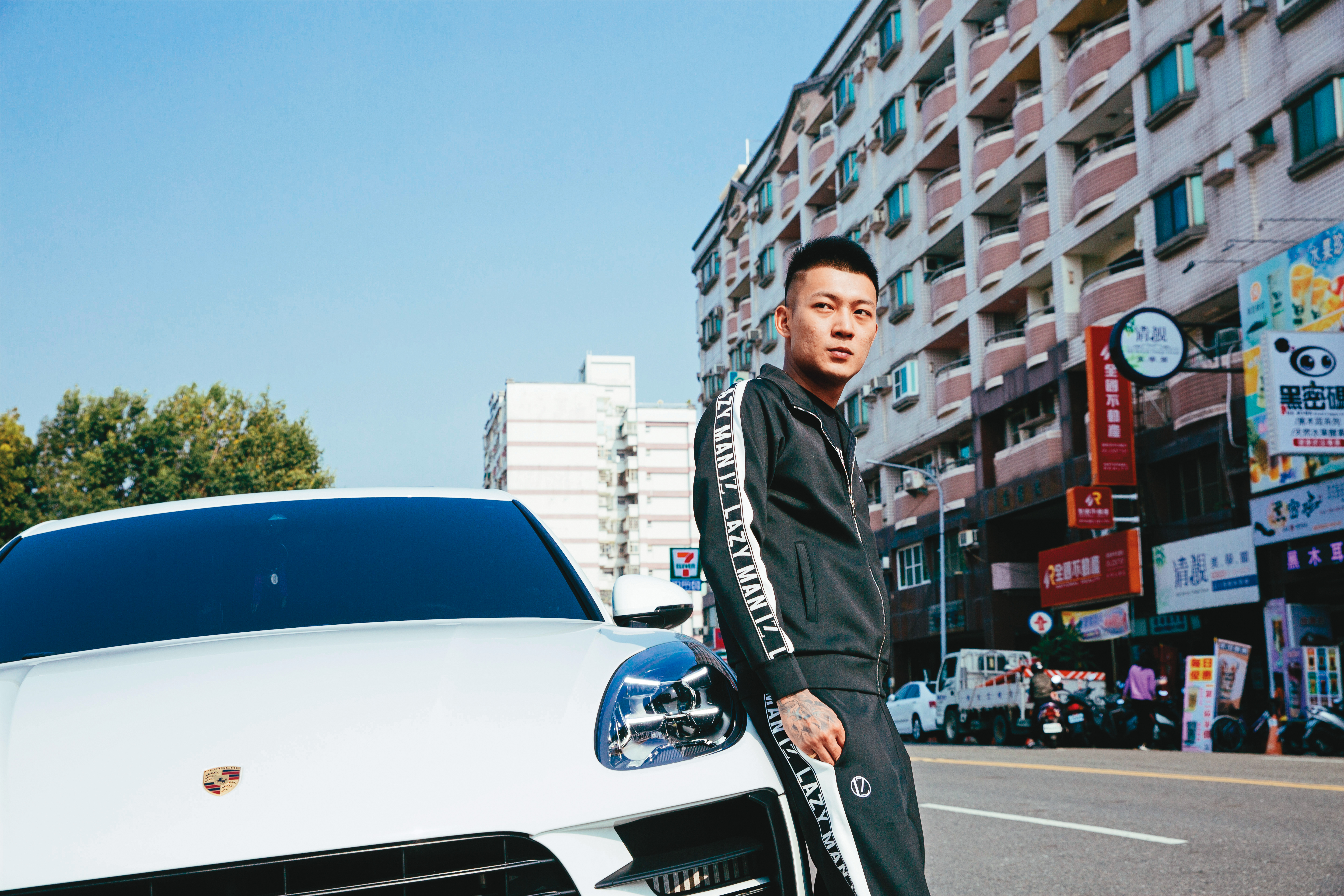 才30歲的鳳梨，目前已有保時捷、BMW等3輛百萬元以上名車。