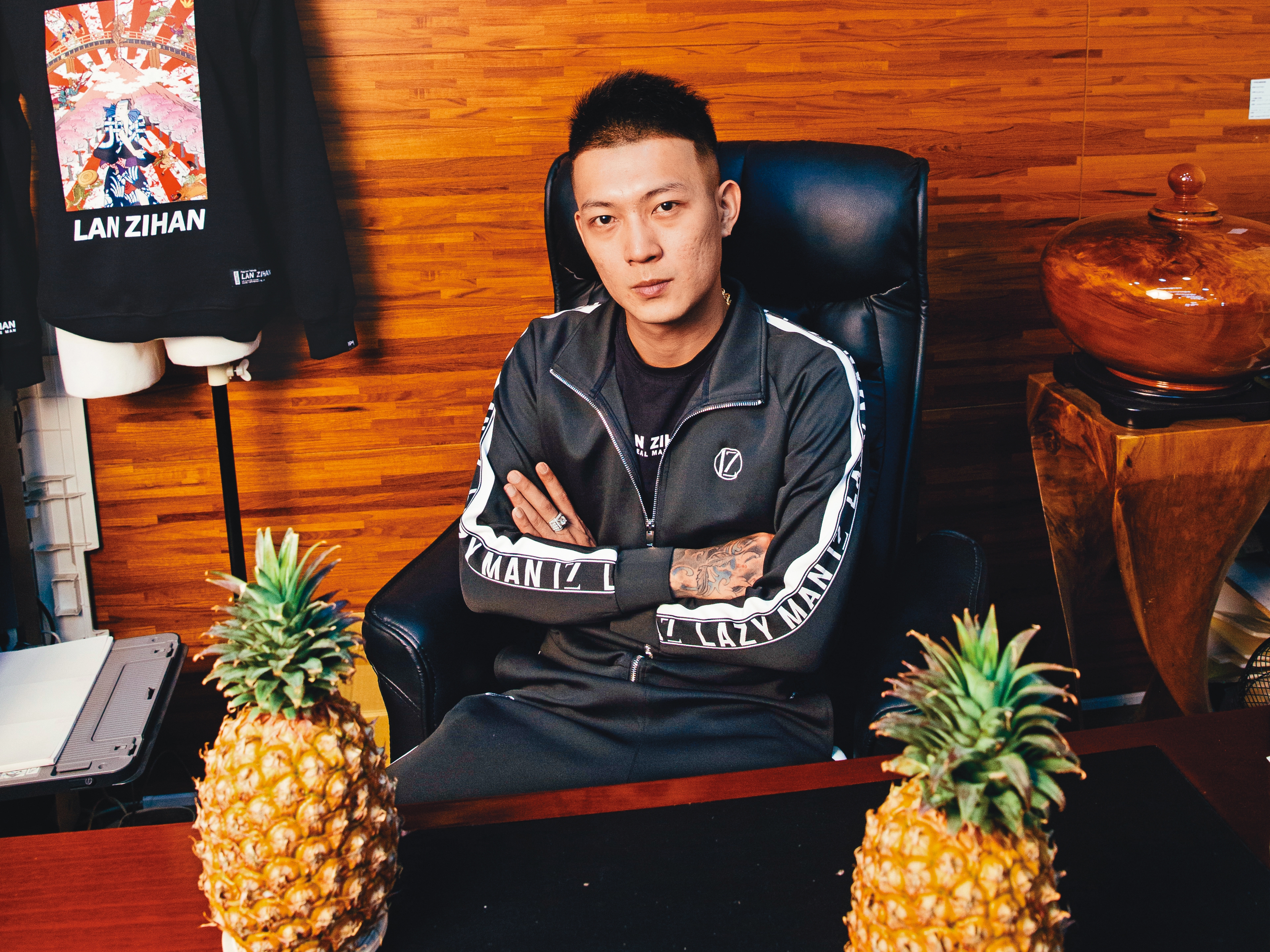 近來爆紅的鳳梨（吳泓逸）接受本刊專訪，詳述自己的成長經歷並自曝第一次。