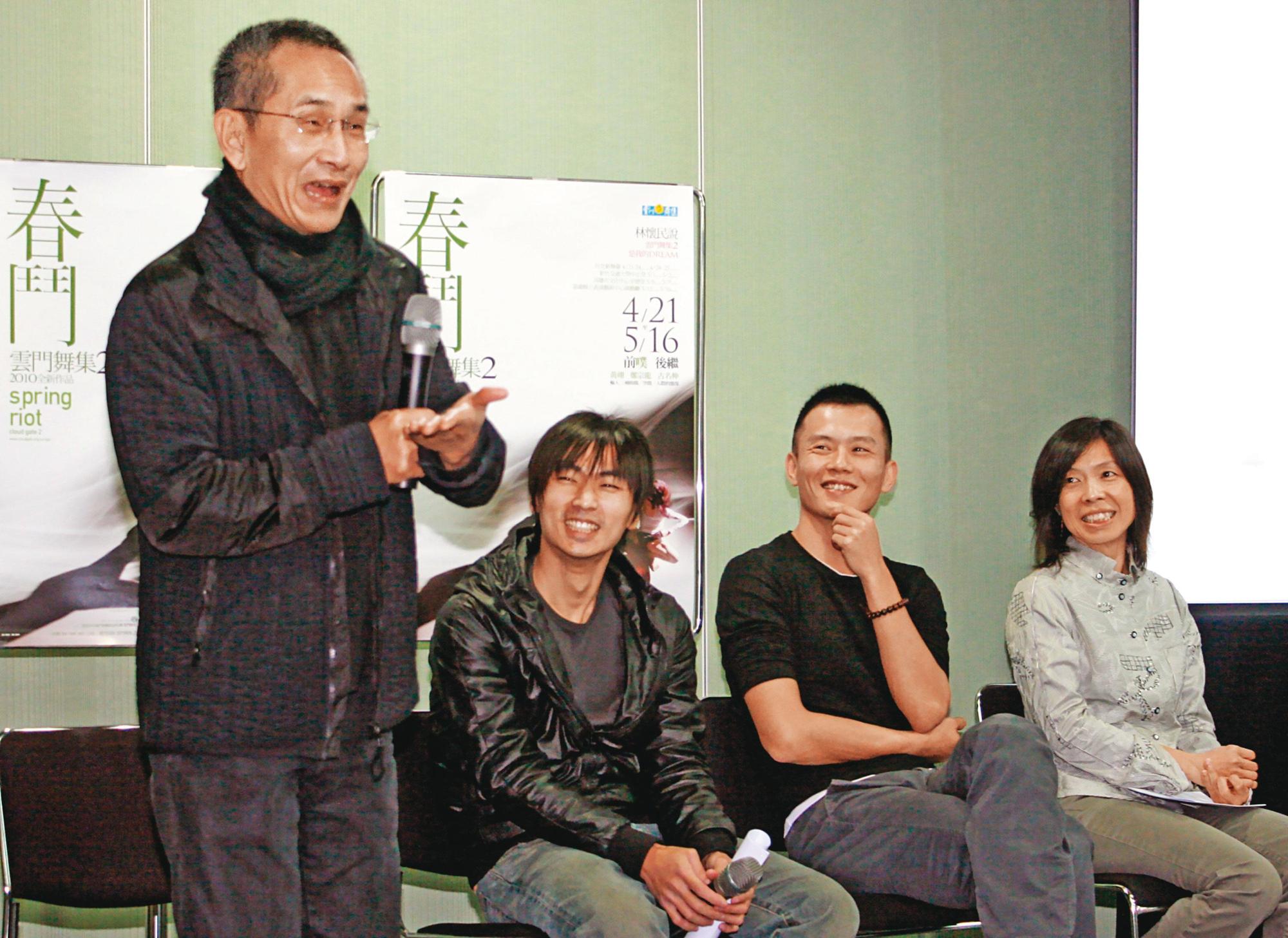 2010年，雲門舞集創辦人林懷民（左）帶著年輕編舞家開《春鬥》記者會，黃翊（中）是其一。右為林懷民接班人鄭宗龍。（中央社）