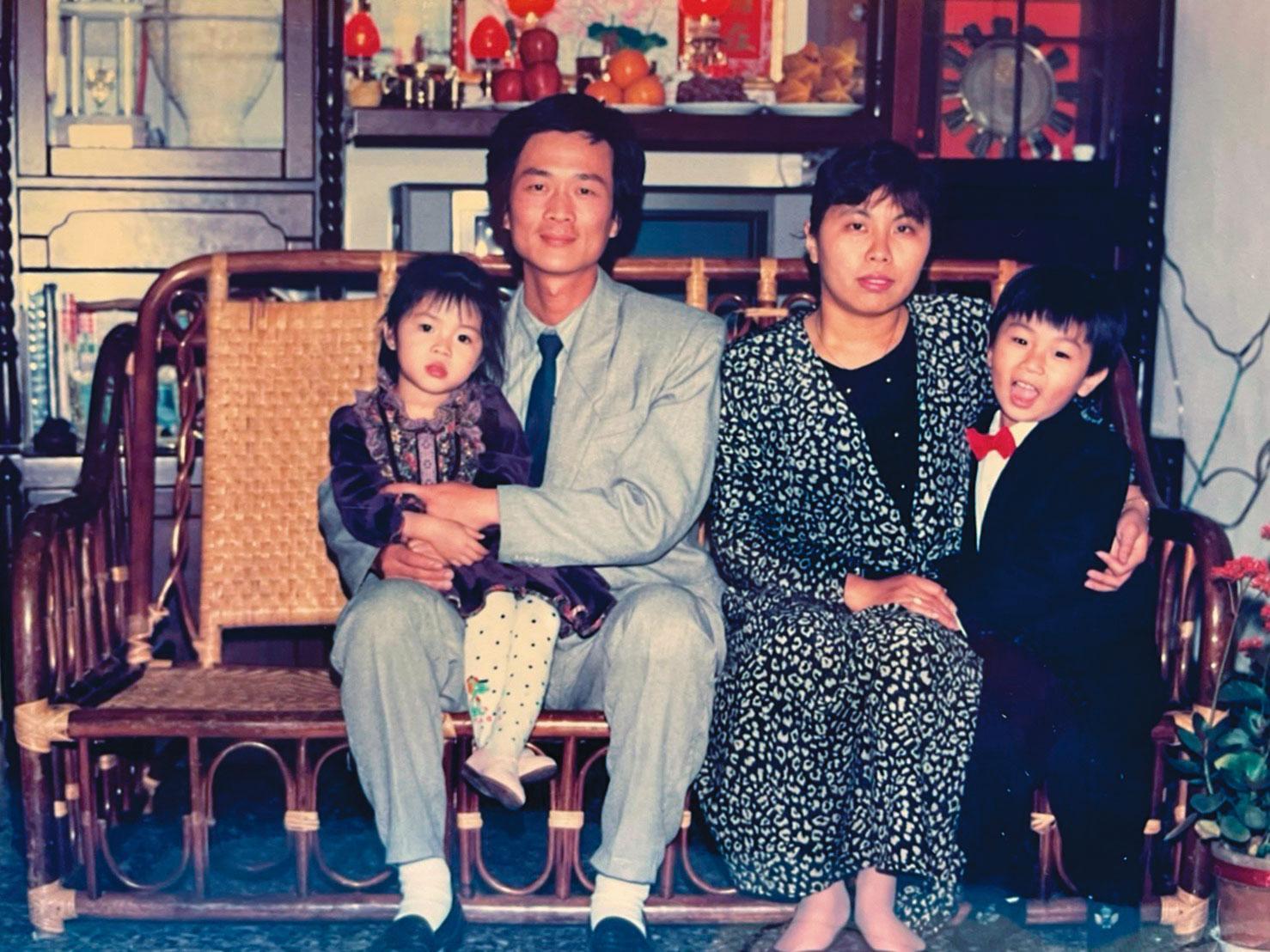 1989年年初二，黃翊（右1）6歲，和爸媽、妹妹在外公家合照。隔年鴻源案即爆發。（黃翊提供）