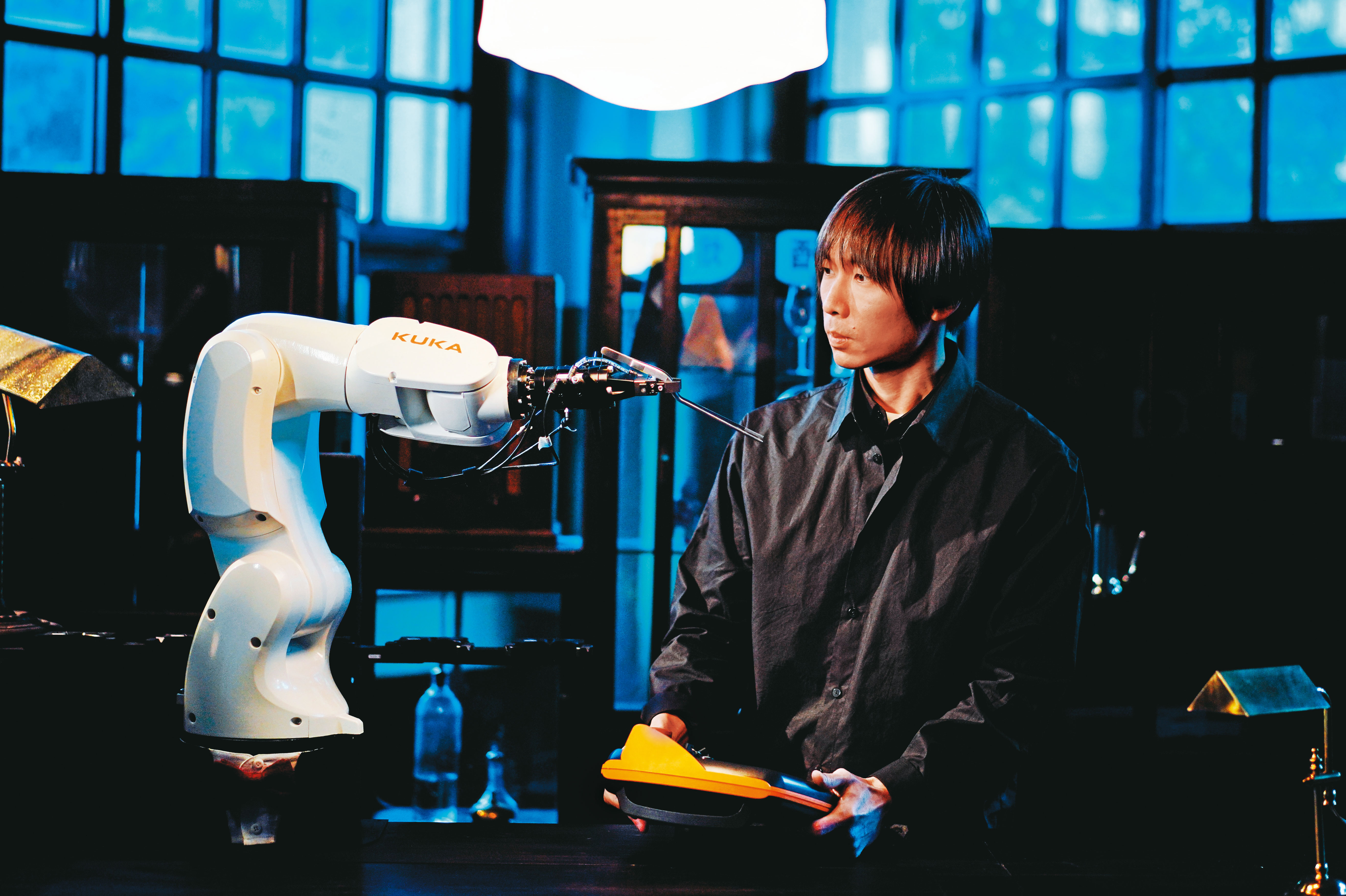 黃翊新作仍與庫卡合作，手持遙控器如指揮家，無生命的機械再一次於他手中復活。在官網上，庫卡甚至被列在舞者成員名單中。