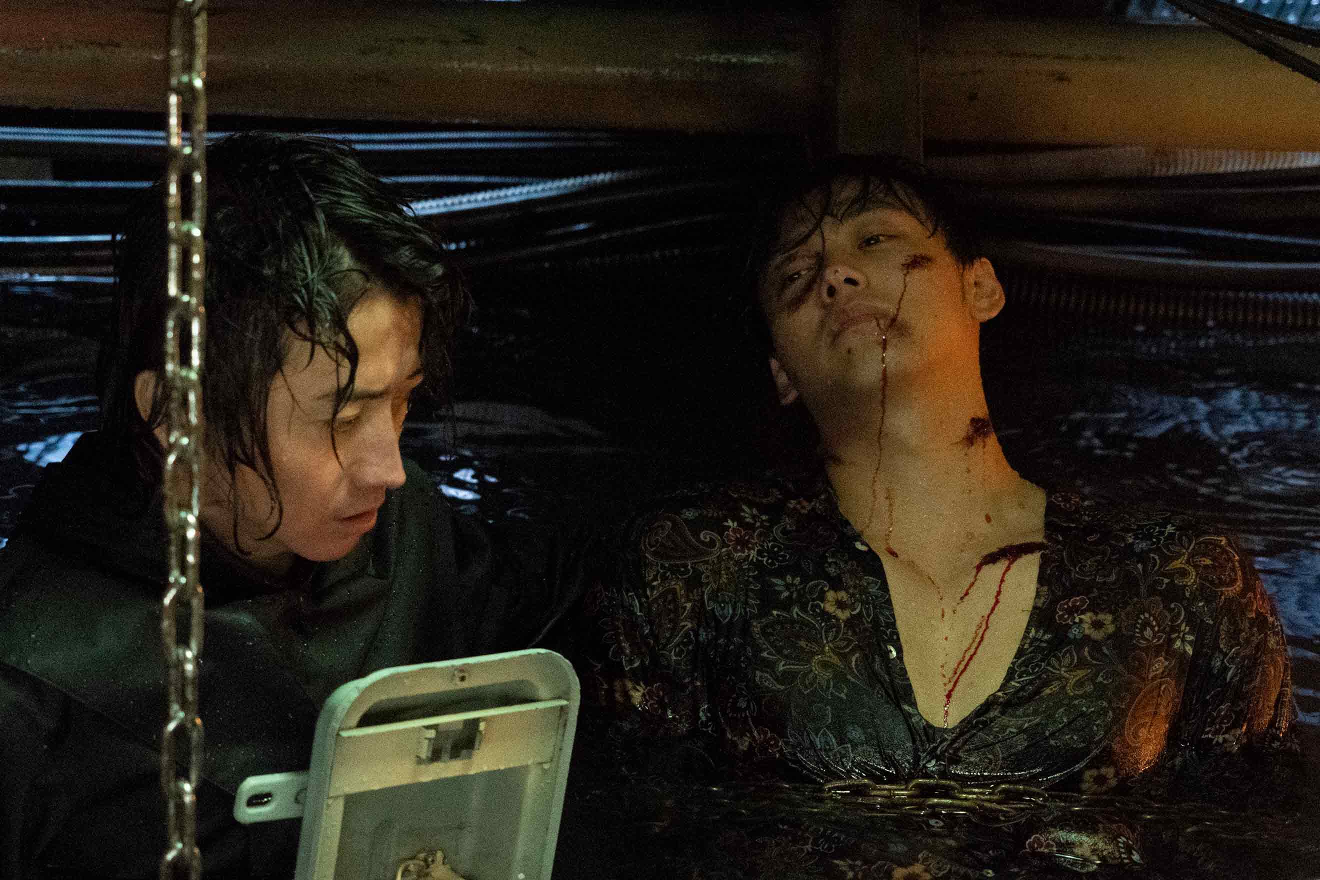 藤原龍也（左）和竹內涼真在《太陽不會動》有許多動作戲等激烈場面得消化，開鏡前在導演指示下鍛鍊身體。（鴻聯國際提供）